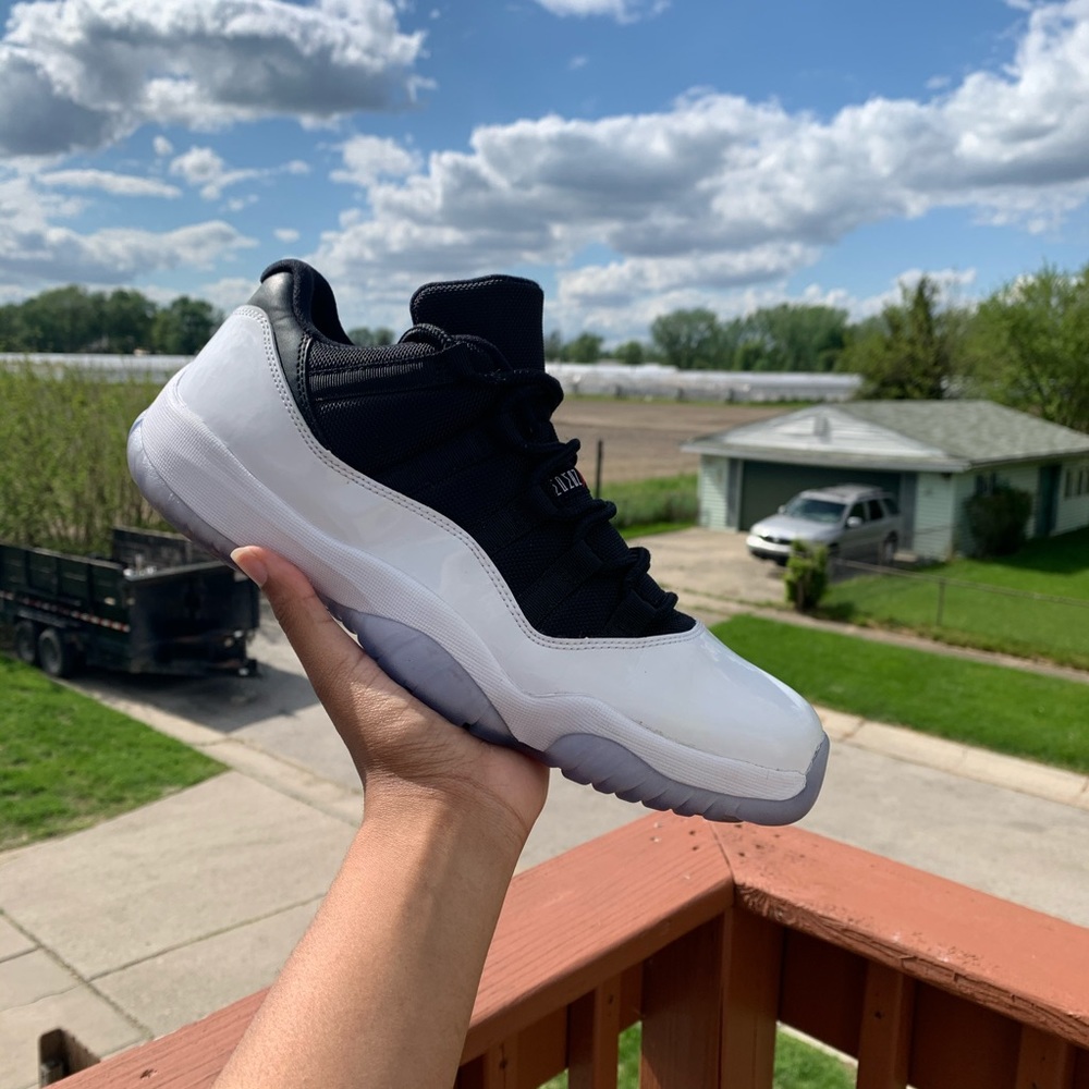 Jordan 11 Retro Low Tuxedo